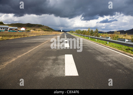 Landschaft der Autobahn unter bewölktem Himmel Stockfoto