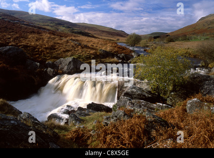 Afon Claerwen Claerwen River Wasserfall in voller Flut im Herbst in der Nähe von Elan Tal Cambrian Mountains Powys Mitte Wales UK Stockfoto