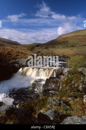 Afon Claerwen Claerwen River Wasserfall in voller Flut im Herbst in der Nähe von Elan Tal Cambrian Mountains Powys Mitte Wales UK Stockfoto