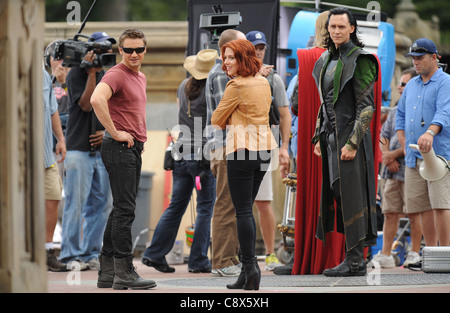 Jeremy Renner Scarlett Johansson Tom Hiddleston auf LocationAVENGERS Dreharbeiten auf Lage Central Park New York NY 2. September Stockfoto
