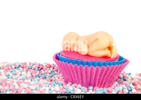 Geburt-Cupcake mit Marzipan Baby und bunten Mäuse Süßigkeiten auf weißem Hintergrund Stockfoto