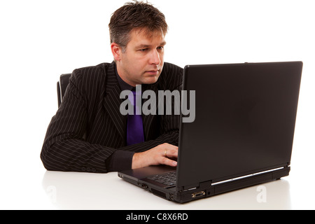 Unternehmer bei der Arbeit am Laptop auf weißem Hintergrund Stockfoto