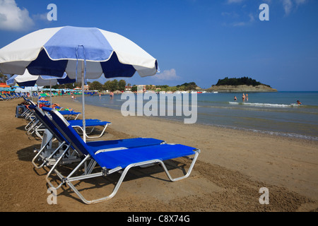 Liegestühle am Sidara Strand, Korfu, Griechenland Stockfoto