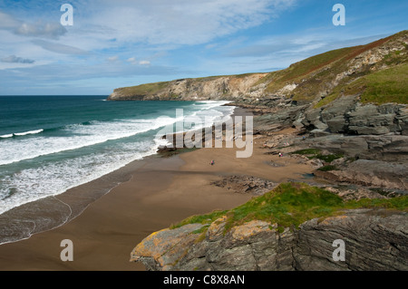 Eine Klippe Draufsicht eines Cornish Strand im Sommer. Stockfoto