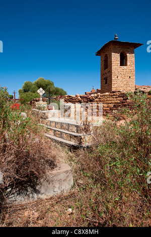 Glockenturm und der Friedhof in den Fels gehauene Kirche von Chirkos in Wukro, Mekele, Tigray, Nord-Äthiopien, Afrika. Stockfoto