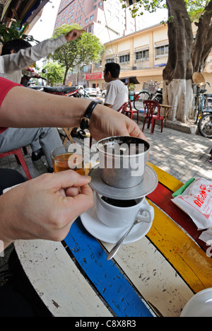 Asien, Vietnam, Ho-Chi-Minh-Stadt (Saigon). Genießen Sie einen vietnamesischen heißen Cafe Milch im shopping-Bereich auf der Dong Khoi Street style... Stockfoto