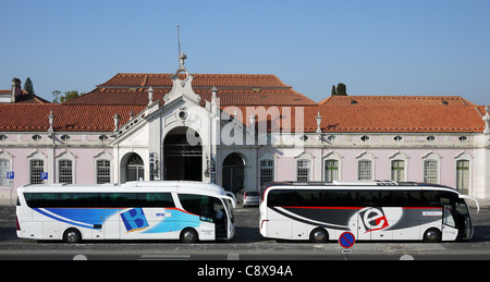 2 Reisebusse vor dem Eingang zum Queluz National Palace (Palácio Nacional de Queluz) in Queluz, Portugal. Stockfoto