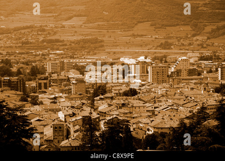 Schöne kleine grüne Stadt in den Alpen von oben, Stadt Rovereto in Italien Stockfoto