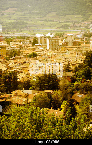 Schöne kleine grüne Stadt in den Alpen von oben, Stadt Rovereto in Italien Stockfoto