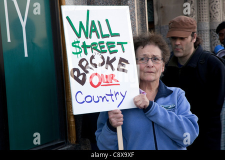 Detroit, Michigan - Mitglieder von Occupy Detroit Streikposten einen Auftritt von Duncan Niederauer, CEO der New York Stock Exchange und ehemaliger Goldman Sachs Partner. Sie Gruppe hieß Niederauer "einen Chef Schuldigen" für die aktuelle Finanzkrise verantwortlich. Stockfoto