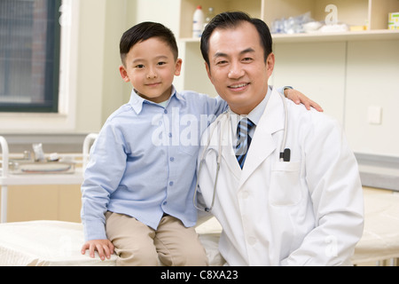 Arzt und junge im Untersuchungsraum Stockfoto