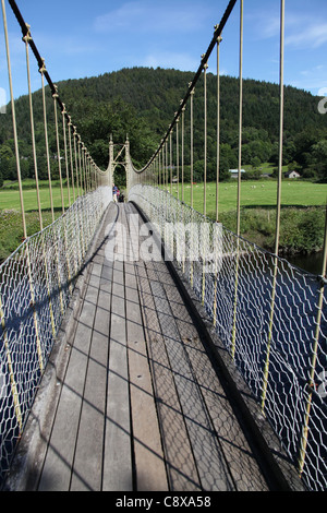 Dorf von Betws-y-Coed, Wales. Malerische Aussicht von Sapper Hängebrücke über den Fluss Conwy. Stockfoto