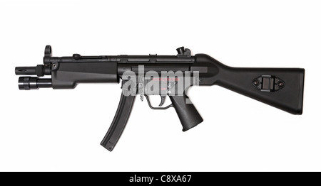 Heckler und Koch MP5 - moderne Maschinenpistole mit taktischen Flashligt. Seitenansicht. Isoliert auf weißem Hintergrund. Waffe-Serie. Stockfoto