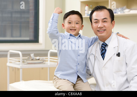 Arzt und junge im Untersuchungsraum Stockfoto