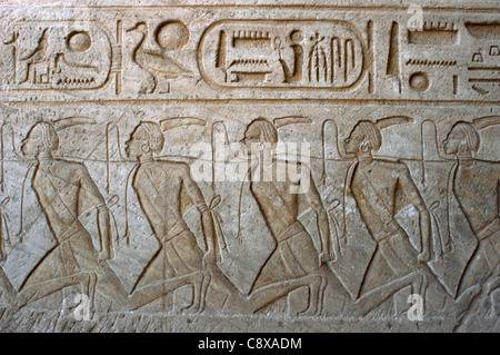 Ägyptische Kunst. Relief, eine Gruppe von Gefangenen mit negriden Merkmale darstellen. Große Tempel von Ramses II. Abu Simbel. Ägypten. Stockfoto