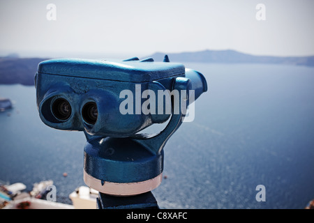 Münz-Fernglas gegen Hafen von Fira, Santorin, Griechenland. Stockfoto