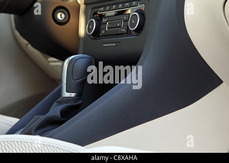 Moderne europäische Auto innen- und automatische Gangschaltung. Flachen DOF. Stockfoto