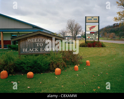 Willkommensschild Black Earth Wisconsin USA Stockfoto