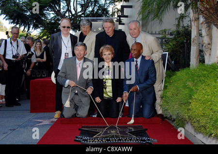 Im Uhrzeigersinn oben links Peter Asher, Phil Everly Gary Busey Tom LaBonge Marty Shelton Maria Elena Holly Leron Gubler atinduction Stockfoto