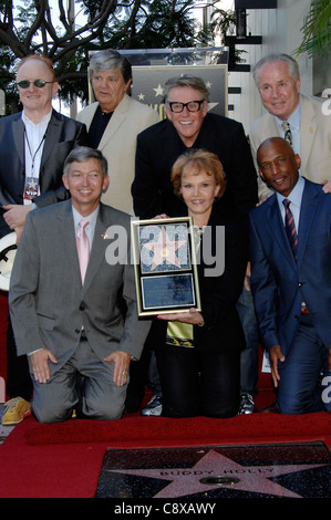 Im Uhrzeigersinn oben links Peter Asher, Phil Everly Gary Busey Tom LaBonge Marty Shelton Maria Elena Holly Leron Gubler atinduction Stockfoto