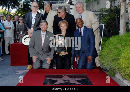Im Uhrzeigersinn oben links Peter Asher, Phil Everly Gary Busey Tom LaBonge Marty Shelton Maria Elena Holly Leron Gubler atinduction Stockfoto