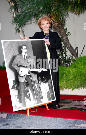 Maria Elena Holly (mit Bild von Buddy Holly) bei der Induktion Zeremonie für Stern auf Hollywood Walk von Fame Zeremonie für Stockfoto