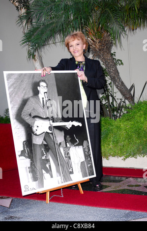 Maria Elena Holly (mit Bild von Buddy Holly) bei der Induktion Zeremonie für Stern auf Hollywood Walk von Fame Zeremonie für Stockfoto