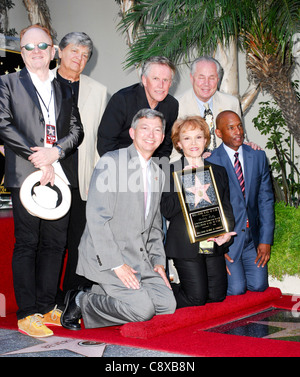 (Im Uhrzeigersinn von oben links) Peter Asher, Phil Everly, Gary Busey, Tom LaBonge, Marty Shelton, Maria Elena Holly, Leron Gubler am Stockfoto