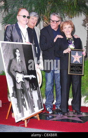 (V.l.) Peter Asher, Phil Everly, Gary Busey, Maria Elena Holly (mit Bild von Buddy Holly) bei der Induktion Zeremonie für Stockfoto