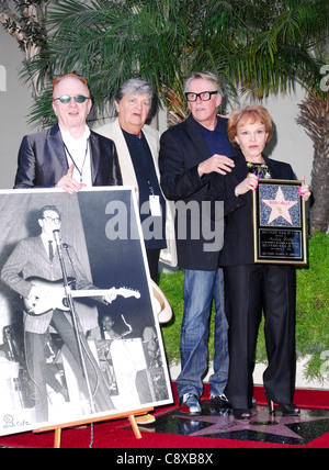 Zu Fuß von links Peter Asher Phil Everly Gary Busey Maria Elena Hollypicture Buddy Holly Atinduction Zeremonie Star onHollywood Stockfoto