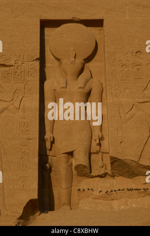 Ägyptische Kunst. Große Tempel von Ramses II. Skulptur des Gottes RA Abu Simbel. Ägypten. Stockfoto