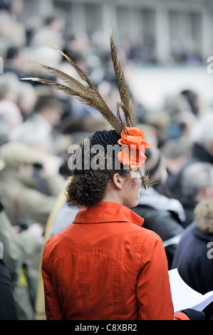 Frau trägt einen Hut mit Federn beim Cheltenham-Pferderennen Stockfoto