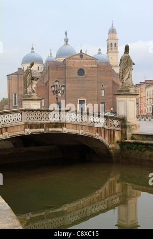 Die Basilika St. Giustina und der Piazza Prato della Valle Padua Padova Veneto Italien Europa Stockfoto