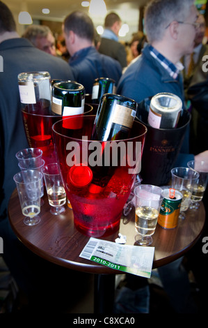 Leere Flaschen Champagner umgedrehten im Eiskübel aus Börsenspekulanten feiert ihre Gewinne auf ein Pferderennen Wetten in Cheltenham. Stockfoto