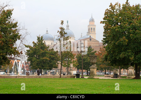 Die Basilika St. Giustina und der Piazza Prato della Valle in Padua, Padua, Venetien, Italien, Europa. Stockfoto