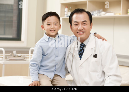 Arzt und junge im Untersuchungsraum Stockfoto