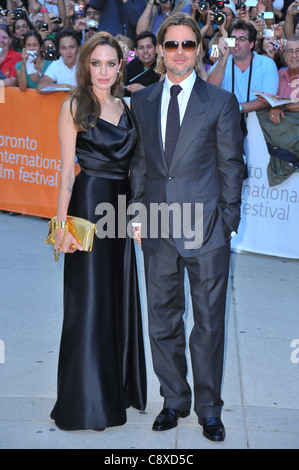 Angelina Jolie trägt Vivienne Westwood Kleid Louis Vuitton Kupplung Brad Pitt Ankünfte MONEYBALL Premiere atToronto Stockfoto