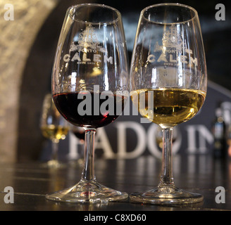 Brille von Tawny und weißen Anschluss an eine Verkostung in Calems Portwein "Weintourismus" Häuschen in Vila Nova De Gaia, Porto, Portugal. Stockfoto