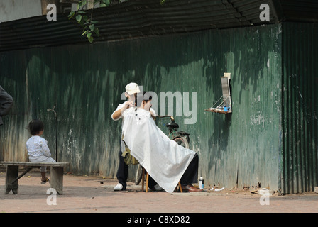 Asien, Vietnam, Hanoi. Hanoi Altstadt. Typische am Straßenrand Friseursalon... Stockfoto