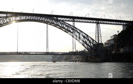 Der Dom Luis Brücke (oder Luis 1 Brücke), über den Fluss Douro, verbindet Porto und Vila Nova De Gaia in Portugal. Stockfoto