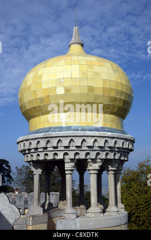 Ein gelb gekachelten Kuppel-Zwiebel maurischen Stil Turm im Pena Palast in Sintra, Portugal.  Ein UNESCO-Weltkulturerbe. Stockfoto