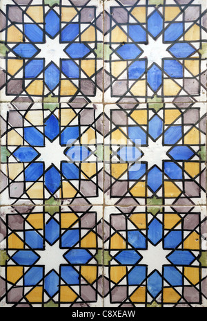 Blau und gelb bemalten Kacheln (Azulejos) an den Außenwänden bei dem berühmten Pena Nationalpalast in Sintra, Portugal. Stockfoto