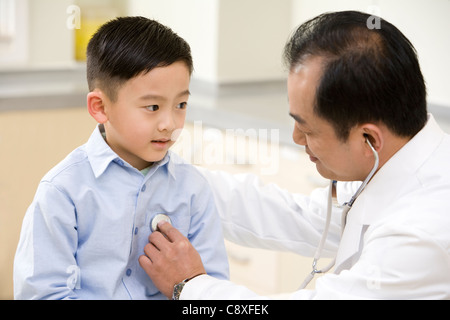 Young Boy ist von einem Arzt untersucht. Stockfoto