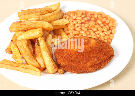 Ein Huhn Kiew Nahaufnahme mit gebackenen Bohnen und Chips oder Pommes Frites. Stockfoto