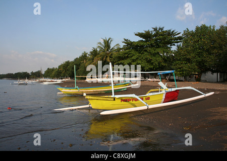 Traditionelle Fischerboote genannt Jukung am Lovina Beach, Bali Stockfoto
