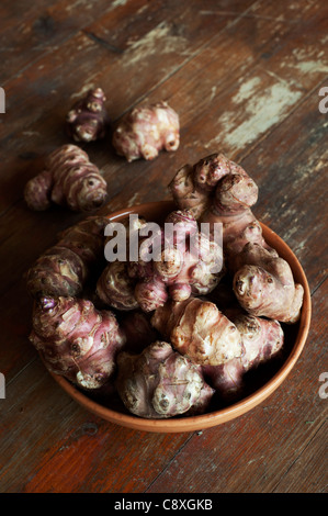 Topinambur auf Holztisch Stockfoto