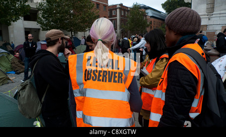 Rechtliche Beobachter beraten Demonstranten ihre Rechte an die besetzen London-Demo auf der St. Pauls Kathedrale UK KATHY DEWITT Stockfoto