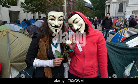 Zwei junge maskierten Demonstranten besetzen London Demonstration bei St. Pauls in London England UK 16.10.2011 KATHY DEWITT Stockfoto