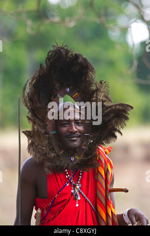 Kitkung Nampaso ein Masai Krieger tragen Strauß Feder Kopfschmuck Masai Mara Kenia Stockfoto