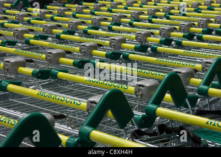 Safeway-Supermarkt Einkaufswagen aufgereiht. Stockfoto